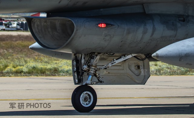 图片为土耳其空军装备的f-16c/d block50战斗机进气道和前起落架特写