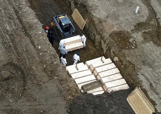 纽约万人坑现场曝光集中掩埋大批棺材白宫沉默拒绝一切指责