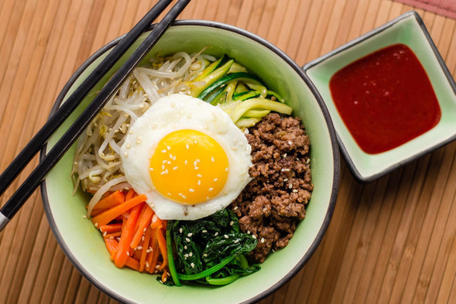 "最为出名,不同于我们常见热气腾腾的"石锅拌饭",他们的拌饭是凉拌饭