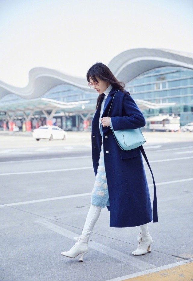 郑爽为证明腿直,拍照时下意识把腿伸长,全身照晒出瞬间让人心动