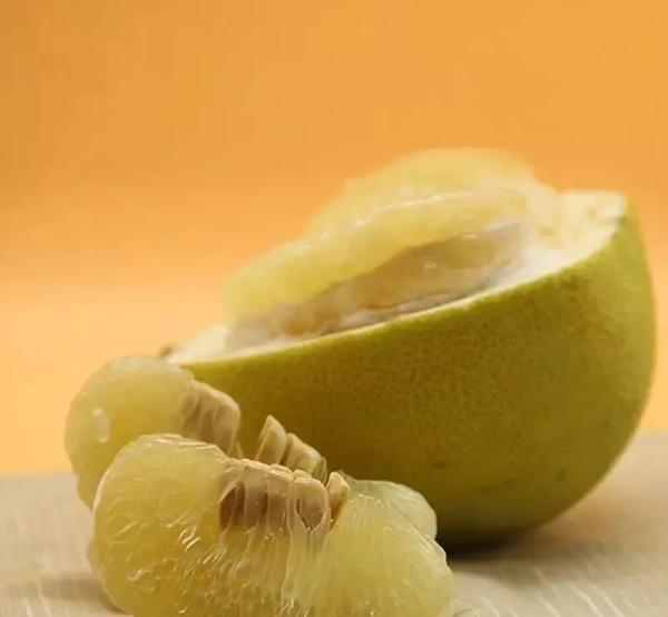 粒粒分明的果肉紧紧抱在一起没有给果核一丝安放的位置让人情不自禁