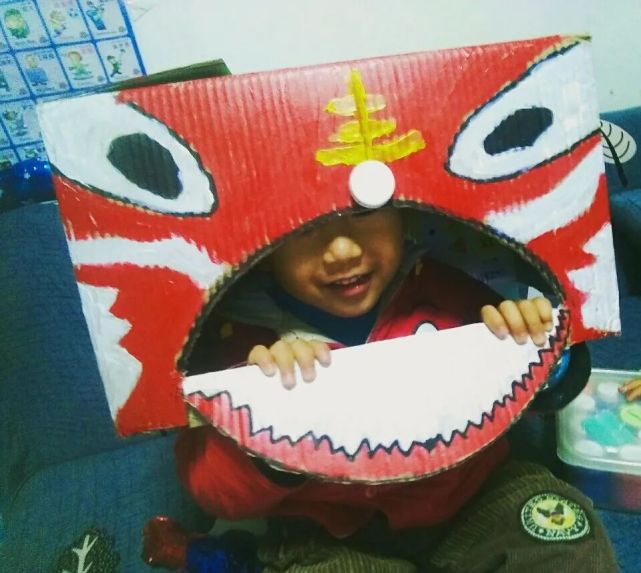 还可以过一把涂颜料的瘾,疫情期间待家里做得纸箱狮子头,哥哥:舞狮