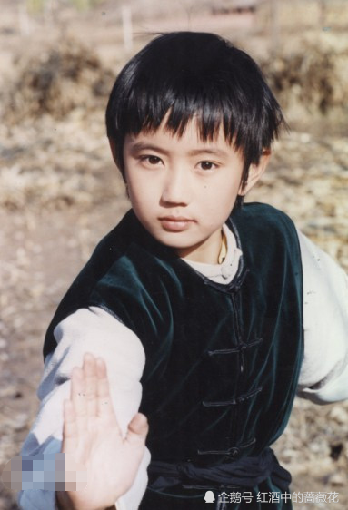 两次出演《倚天》,曾饰演人狠话不多的宁伟,现晋升为导演界才俊