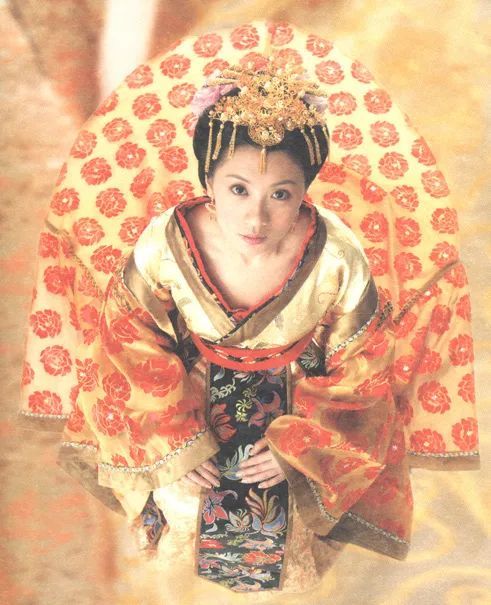 不管是颜值还是气场,十多年后贾静雯的万贵妃都有了