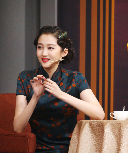 关晓彤穿旗袍落座时谁注意她的坐姿不愧是京圈格格