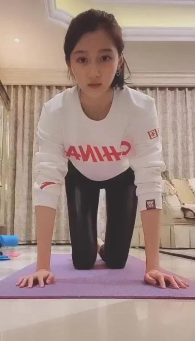 关晓彤的"健身照"被疯传!当注意到她穿无痕裤的腿,女生都酸了