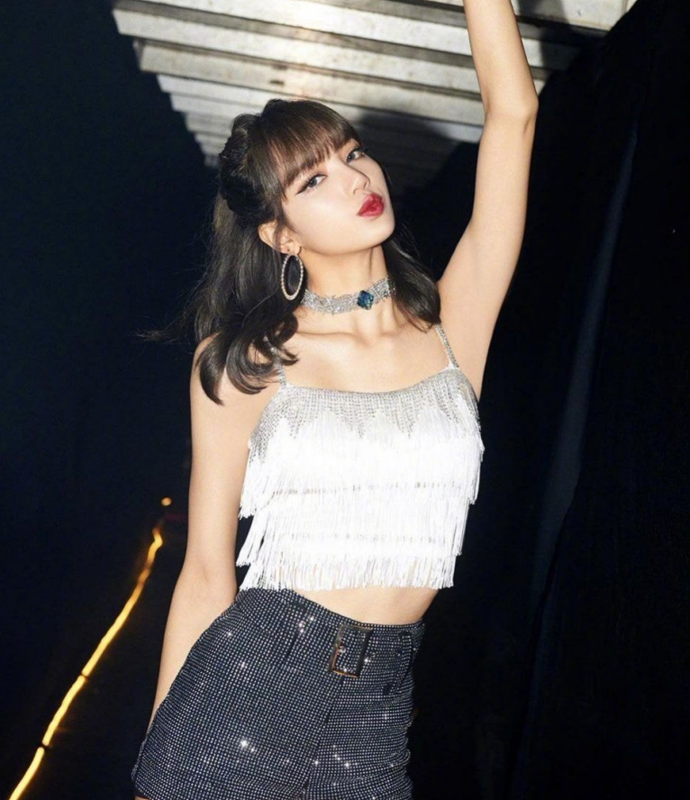 可实际上,在韩国并没有在中国那么火爆,而这里面的成员lisa在韩国只是