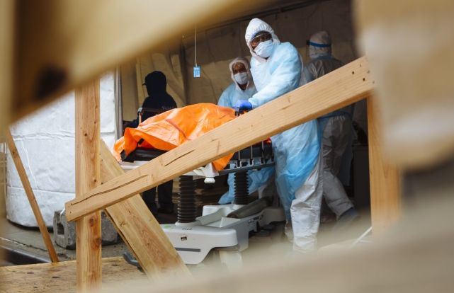 美国五角大楼紧急调拨37万个裹尸袋后续还要送6万个