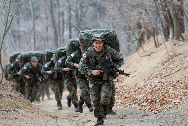 韩国特种部队训练,特种兵用高配德式冲锋枪,准队员仅用国产,地位差距