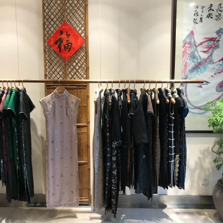 瀚艺旗袍店:做工相当好,但图案花式没有丽古龙的时尚,价位有点高.