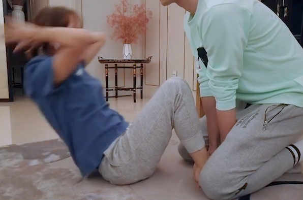 林允与张嘉倪买超视频通话,看两人仰卧起坐的亲亲,一脸认真