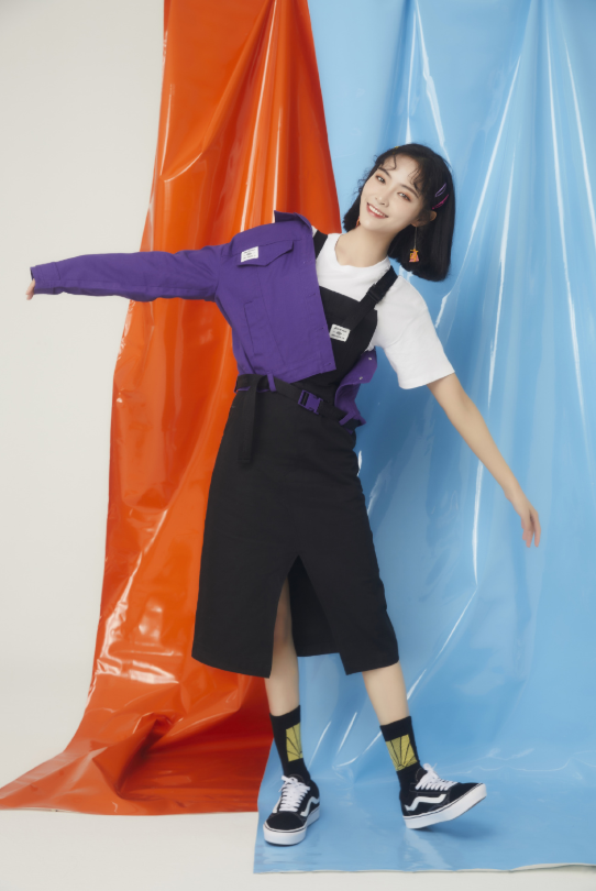 《青你2》许佳琪私服品味高,外套配分叉阔腿裤,难怪能站c位