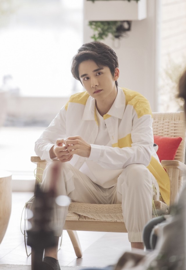 "黎语冰"戏外更帅气了,穿黄白拼接衬衣配休闲裤,笑容温暖清新