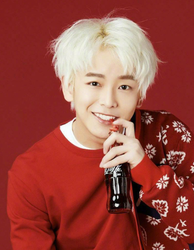 有种"惊艳"叫彭昱畅染白发,本以为不合适,谁料真人帅成偶像脸