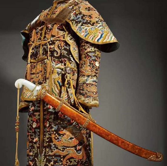 不只无袖还露腚挂指捆绑绳袢样样不少清甲还有哪些时尚元素