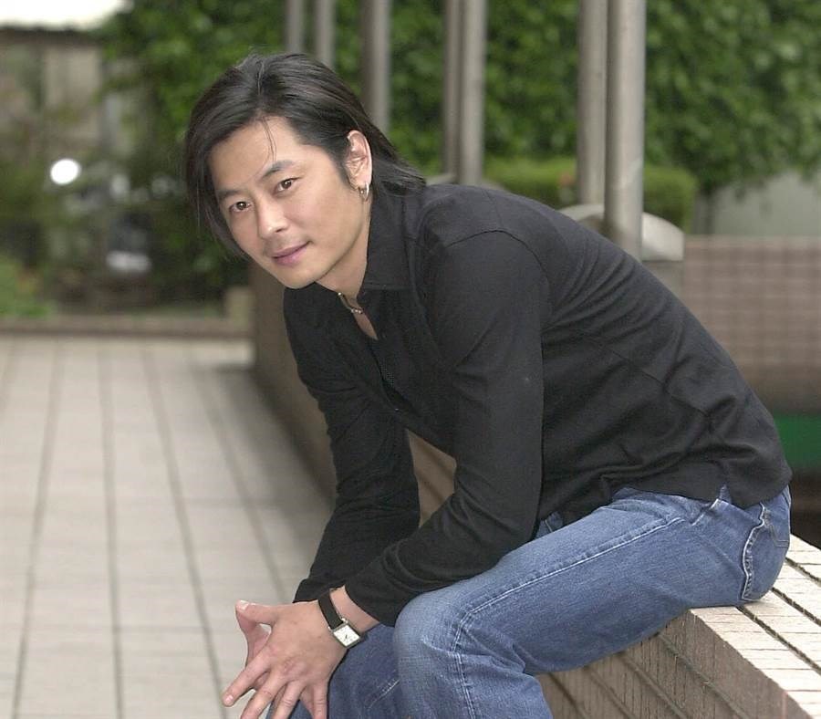 王杰去年8月曾在微博分享加拿大生活,透露在家煮了个重庆麻辣火锅,与