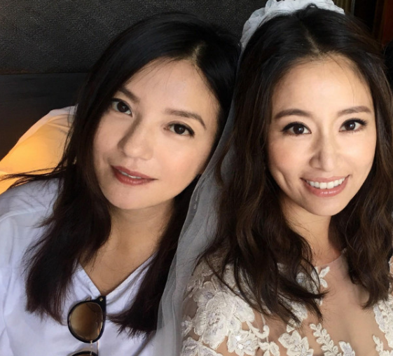 有种"毁容利器"叫做酒窝老了,明明同岁,林心如和赵薇同框似两代人