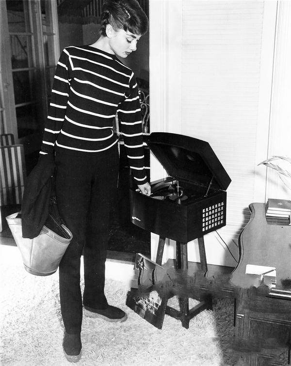 奥黛丽赫本爱穿的"海魂衫",经典又时髦,法式时尚就这么简单!