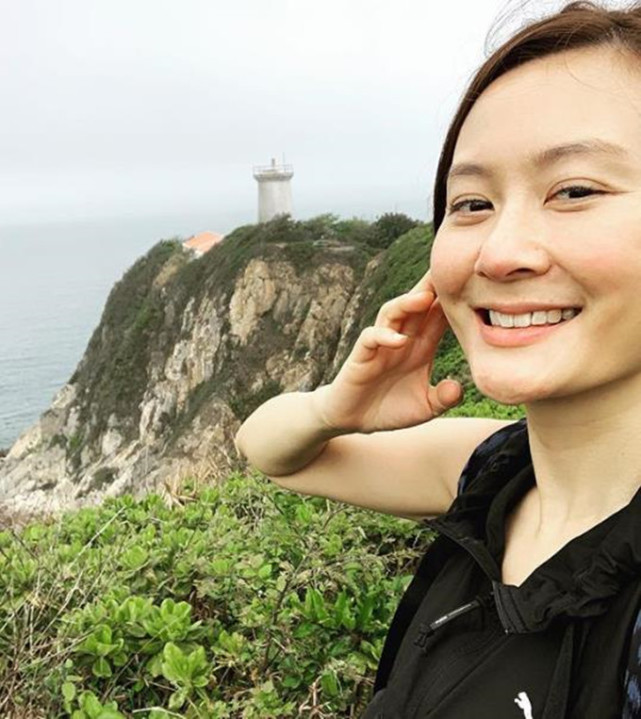 黄霑44岁女儿近照穿仙女裙气质清纯曾自曝爸爸未留下任何遗产