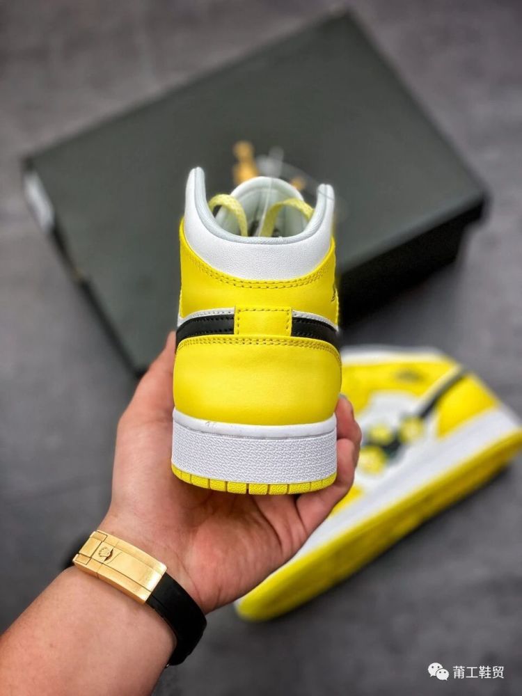 耐克swoosh又玩新花样上脚超吸睛全新aj1mid黄玫瑰色开箱