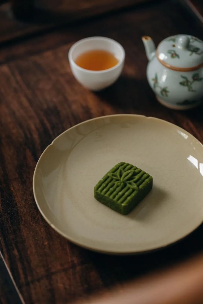 曾见识过一场以二十四节气为主题的茶宴,节气不同,搭配的茶茗及茶食亦