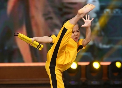 他视李小龙为偶像,9岁就有了6块腹肌,连甄子丹都称赞他|李小龙|今井龙