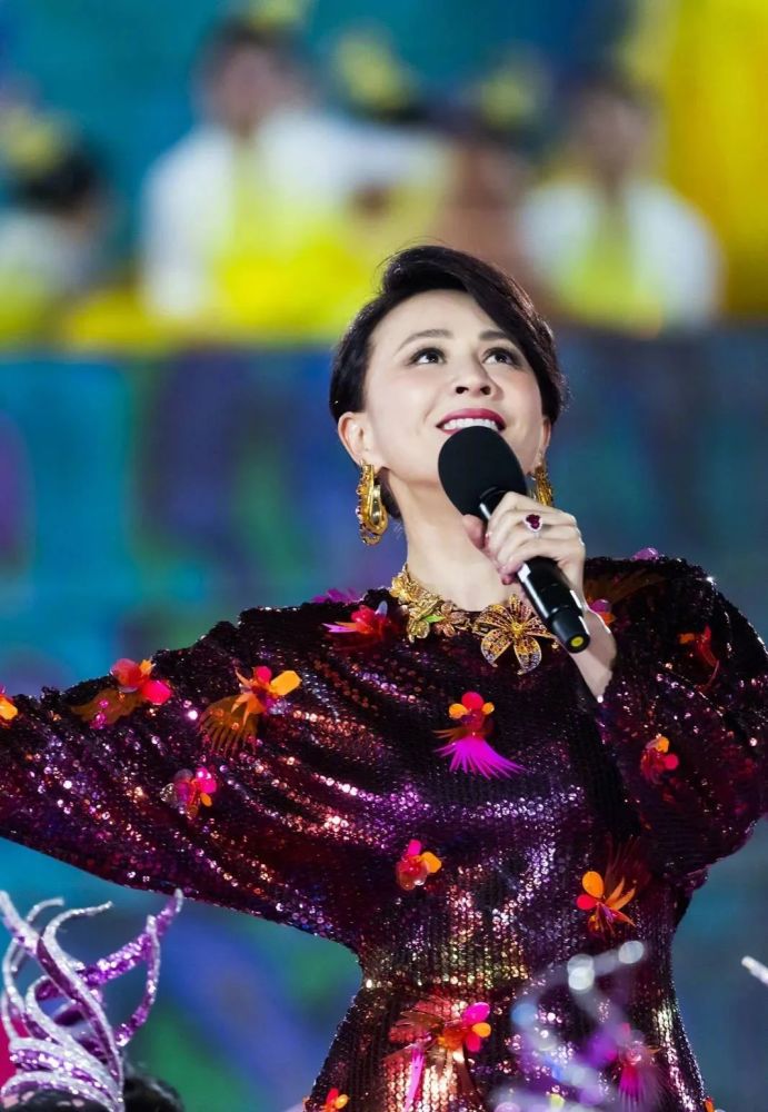 刘嘉玲登台献唱,穿闪亮裙装秀3d身材,顾前不顾后,气质不像54岁