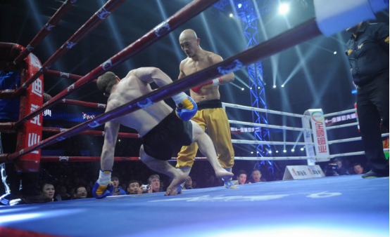 低踢,将他放倒在地 ;随后不久,一龙再次以反身鞭拳的杀手锏打倒格罗特