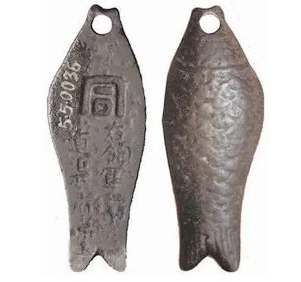 三品以上的官员和亲王佩戴金鱼符五品以上佩戴银鱼符从六品起开始佩戴