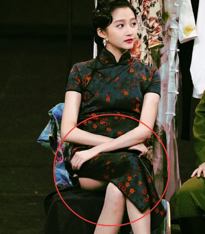关晓彤称自己太壮不适合穿旗袍,被导演强行要求后,粉丝:鹿晗赚大了!
