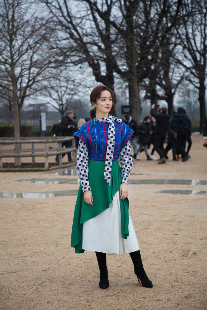 胡冰卿气质开挂穿一件蓝色格纹上衣配拼色半身裙清新减龄洋气