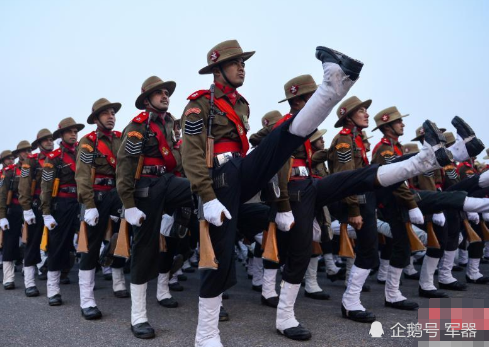 印度阅兵踢正步的画面太"奇葩"?看踢的高度,网友:真怕他误伤自己的脸