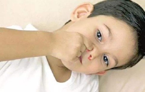 孩子挖鼻孔有哪些坏处若不及时纠正长大可能会混得很差