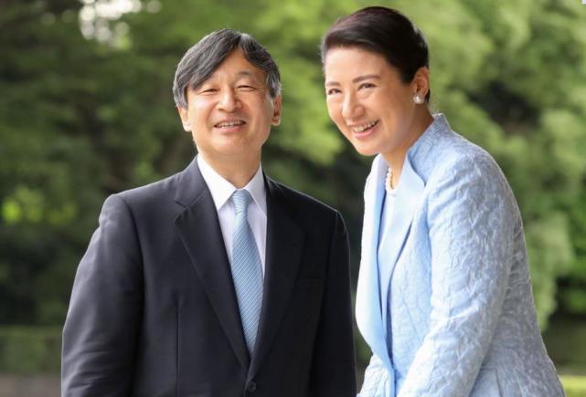 日本雅子皇后穿白色西装参加养蚕工作天皇德仁首次陪同好甜蜜