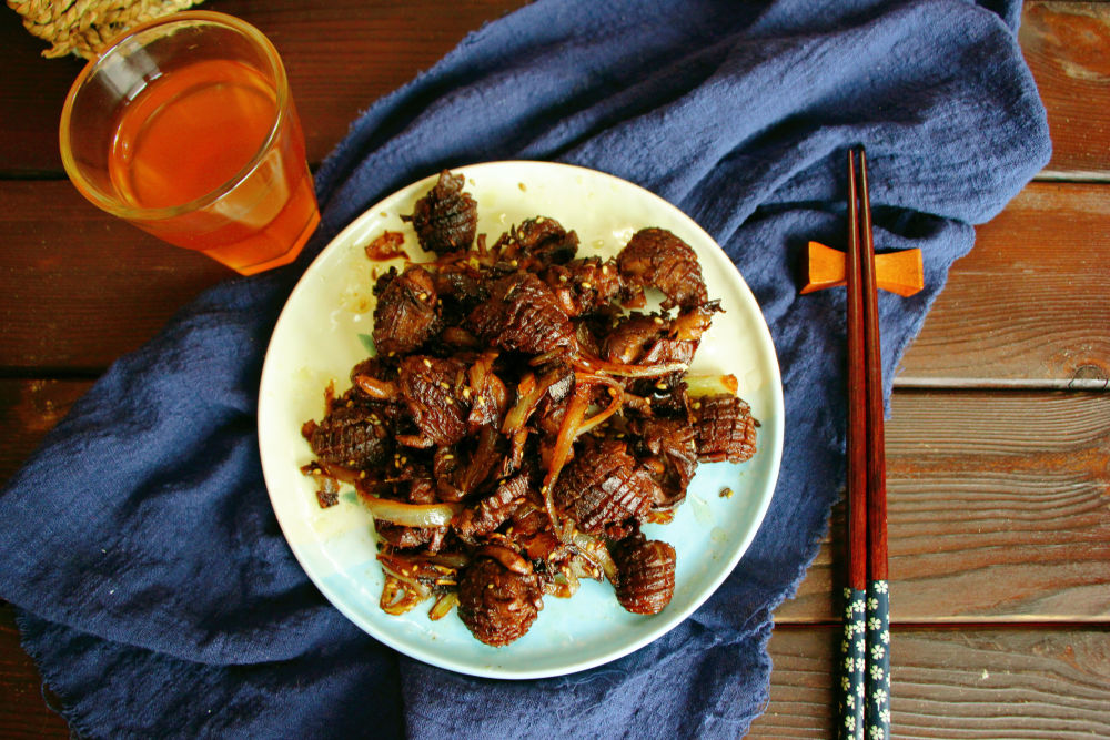 孜然鸡心的做法 【食材准备】 鸡心1斤,洋葱半个,料酒,盐,生抽,老抽