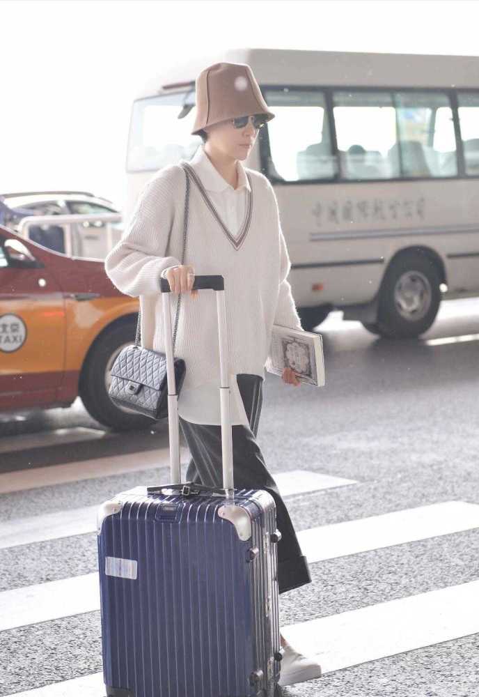 海清穿搭好低调,白衬衫叠穿针织衫清爽简约,温柔优雅好有亲和力