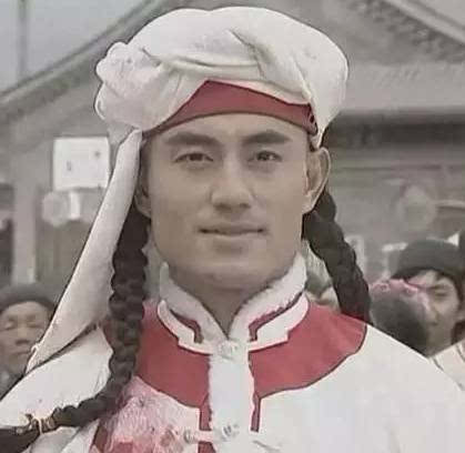 今天来说说里面的蒙丹扮演者"牟凤彬"吧(这是他的真名),由于其俊朗的
