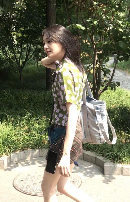 路人镜头下的郑爽原来长这样,生图下的双腿让人心疼!