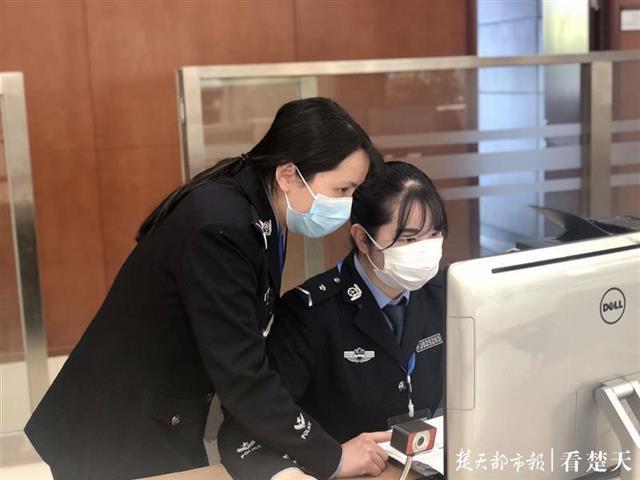 女人口照片_回国女子解除隔离后,不戴口罩旅游的照片,让网友炸了