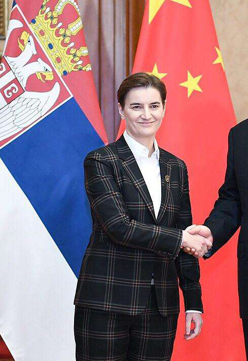 塞尔维亚女总理和女友太恩爱,女友比她还高,一个美一个飒!