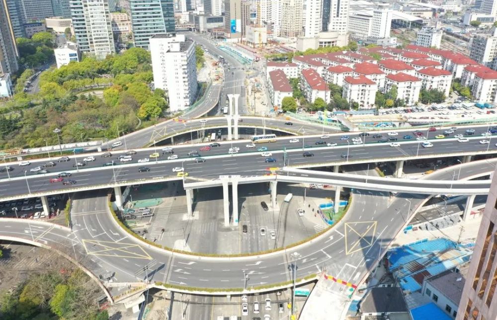 后续将举托起北横通道主线跨南北高架钢箱梁的吊装铺设,是天目路立交