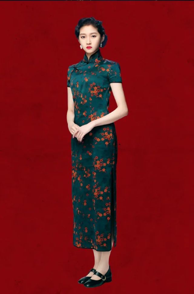 和吉克隽逸同穿黑色短裙,气质差太多了