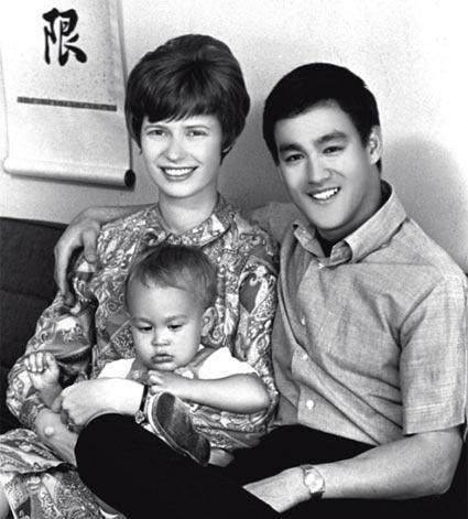 李小龙去世后,他最爱的妻子怎样了?再婚两年惨遭抛弃,如今仍健在