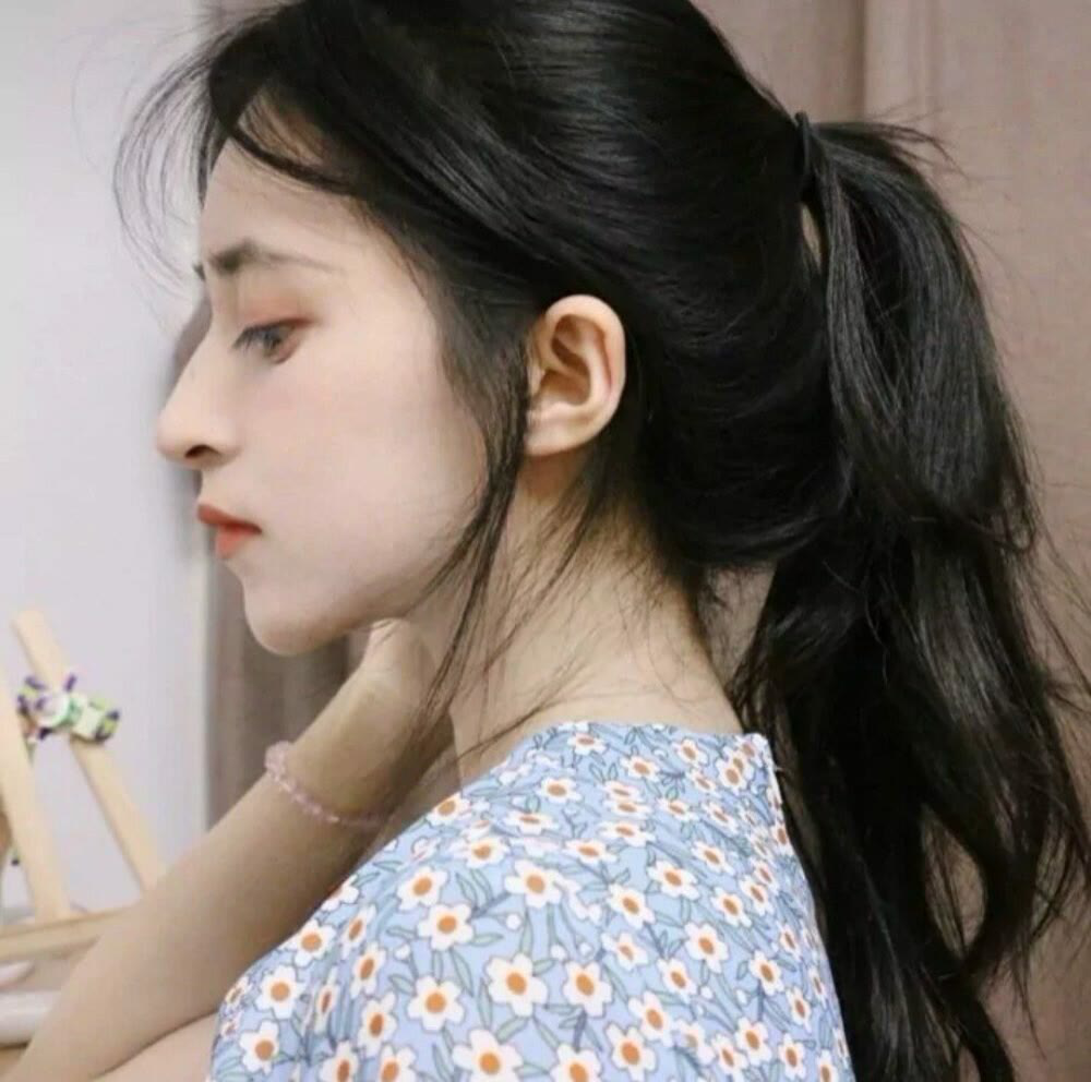 忧郁女生头像你永远不知道我打开了你的对话框联想了多久