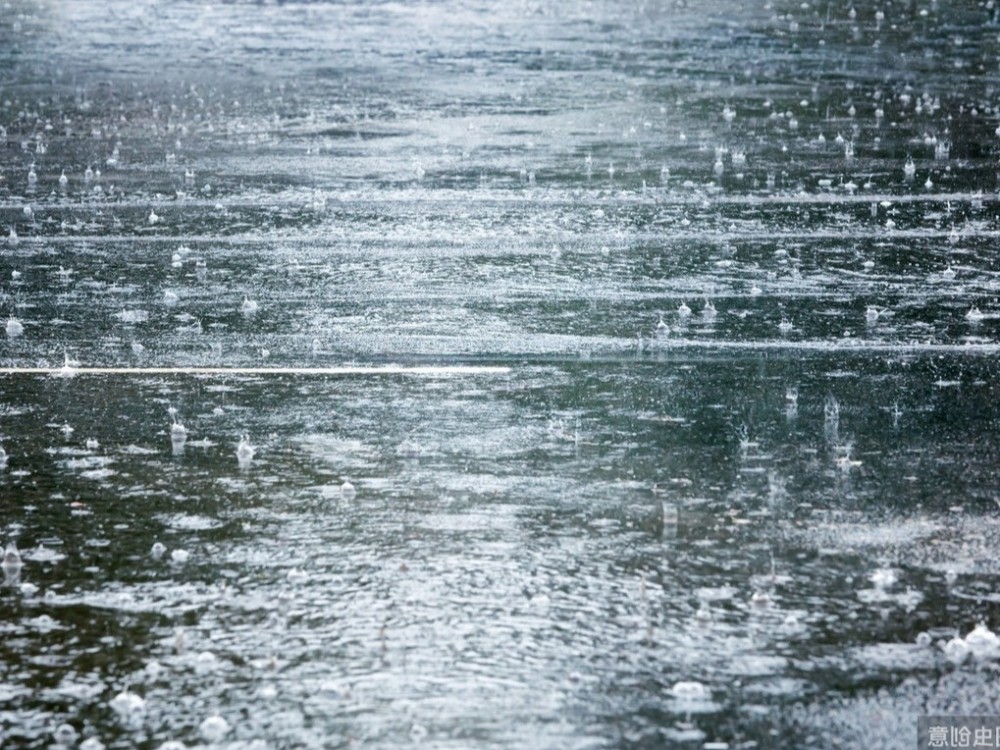 诗的前两句"黑云翻墨未遮山,白雨跳珠乱入船",乌云黑得像墨汁一样