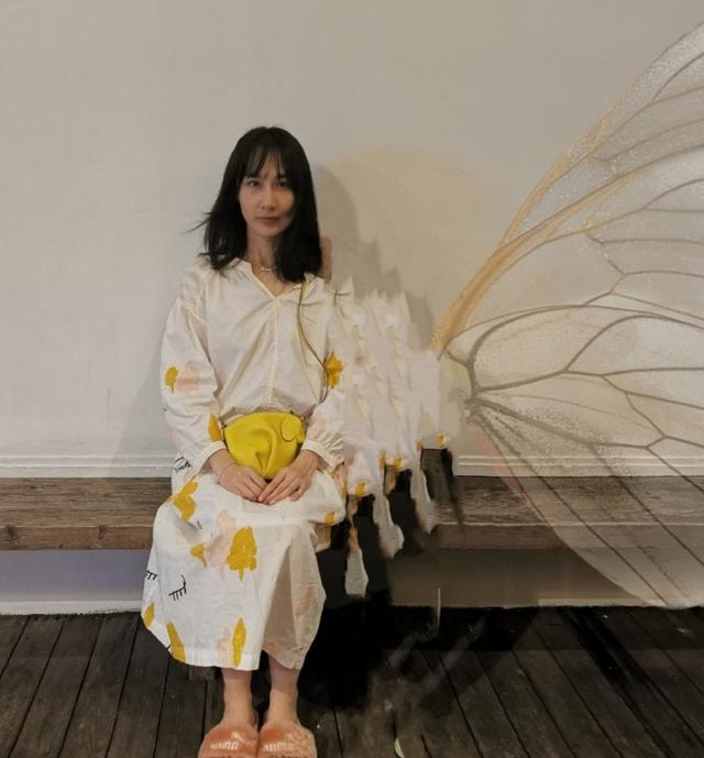 被雷佳音老婆惊艳一袭无袖开叉裙漫步海边身材哪像7岁孩子妈