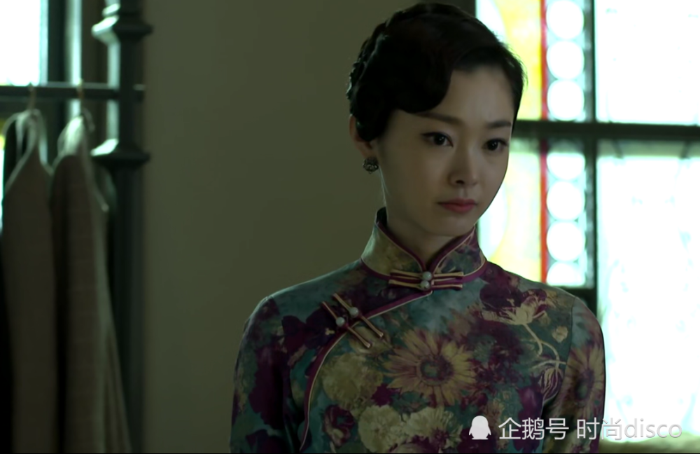 无论是"吕晗芝"还是"于曼丽,宋轶的旗袍装都美到了骨子里!