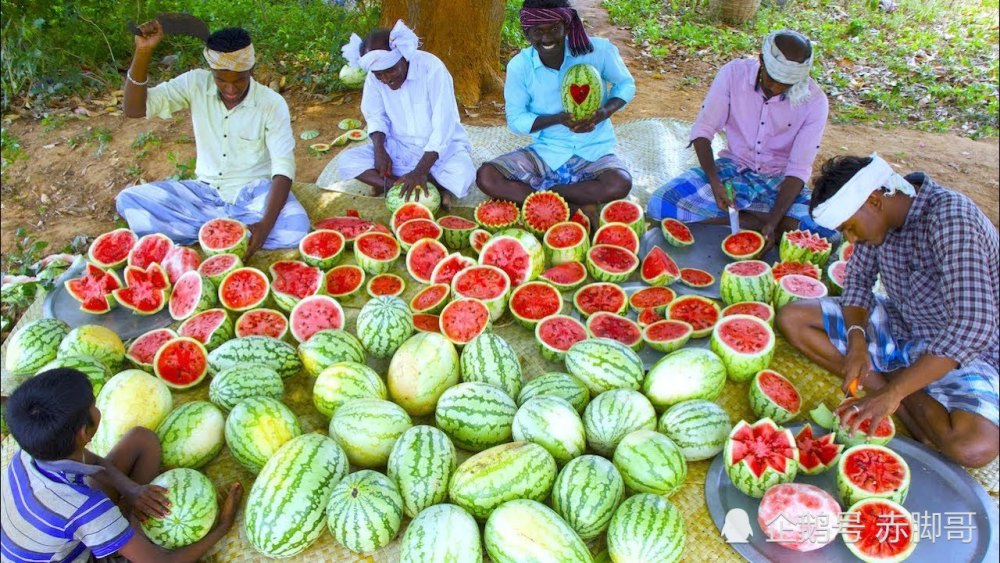 印度人喝西瓜汁,200斤大西瓜一下造完了,装个水龙头随时放!_腾讯新闻
