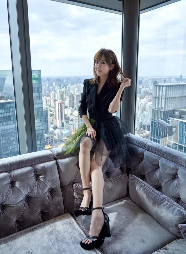 李金铭真随性!牛仔连体裤解开扣子露出背心,太俏皮可爱了_腾讯新闻