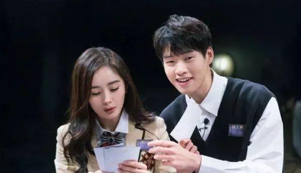 魏大勋|杨幂魏大勋大清早在横店被拍，两人前后走出住所，戴情侣帽疑同居